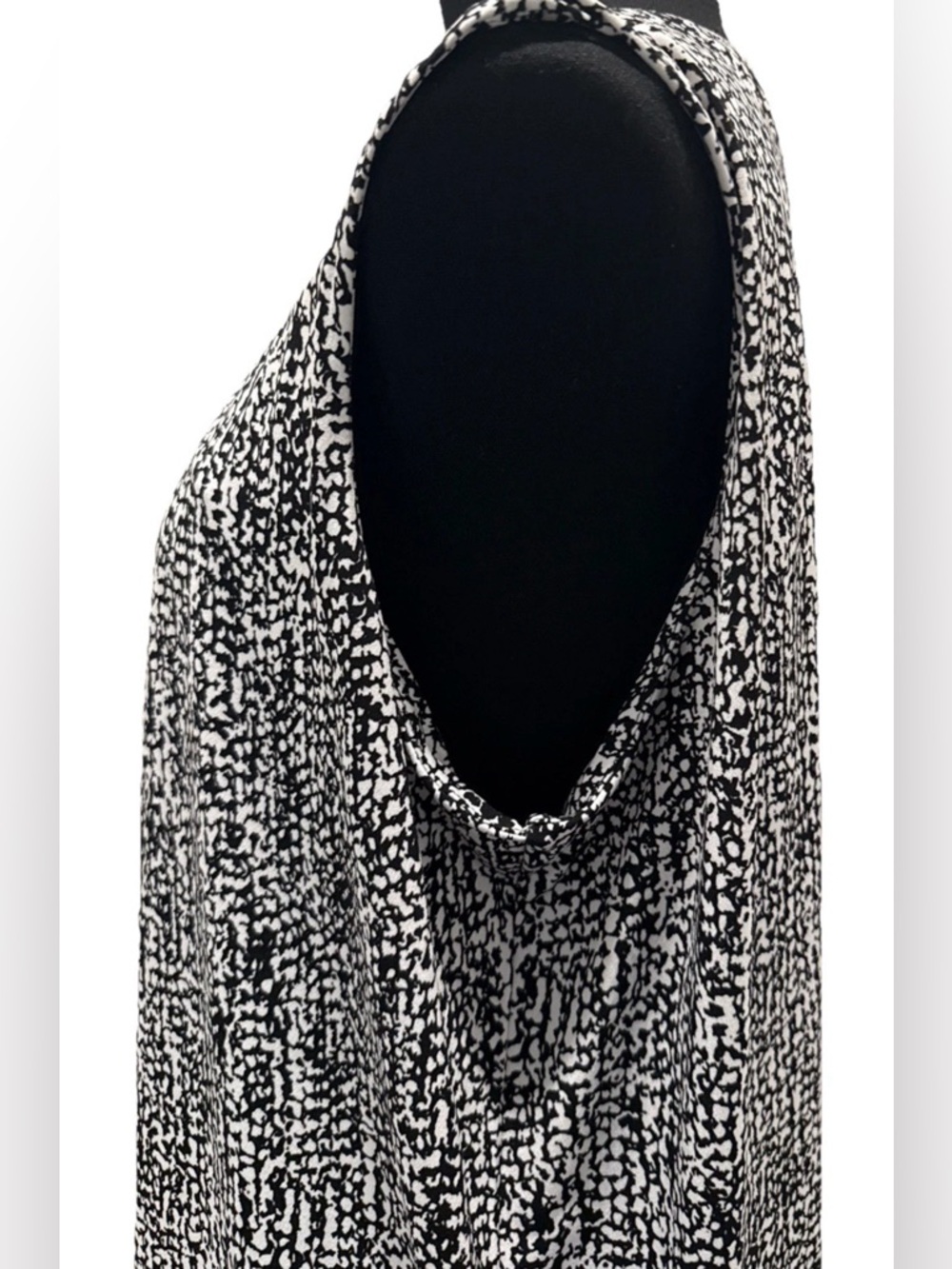 Calvin Klein Women's Sleeveless Black & White Blouse, Size 2X - Picture 8 of 14
